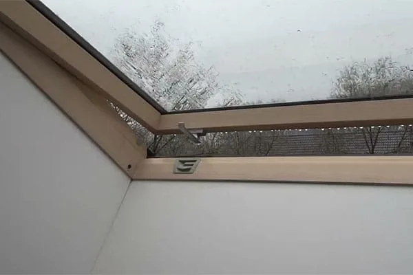 Skylight frame corner with trickle vent for humidity control