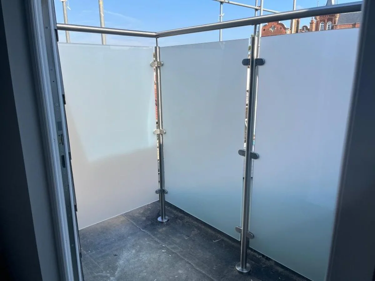 Fulham Palace Road, London — Round Post System, photo 1 of 3